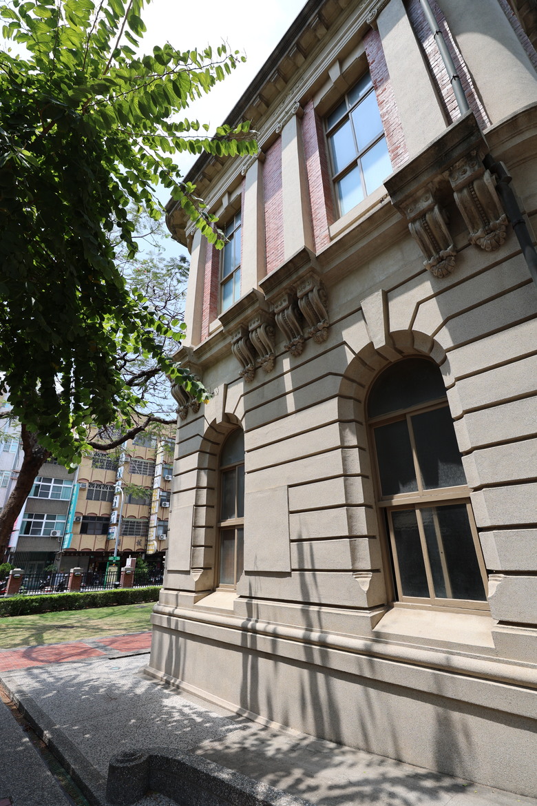 帶著R8的旅行 鷲嶺食肆 原台南測候所 吳園藝文中心 臺南知事官邸 億載金城