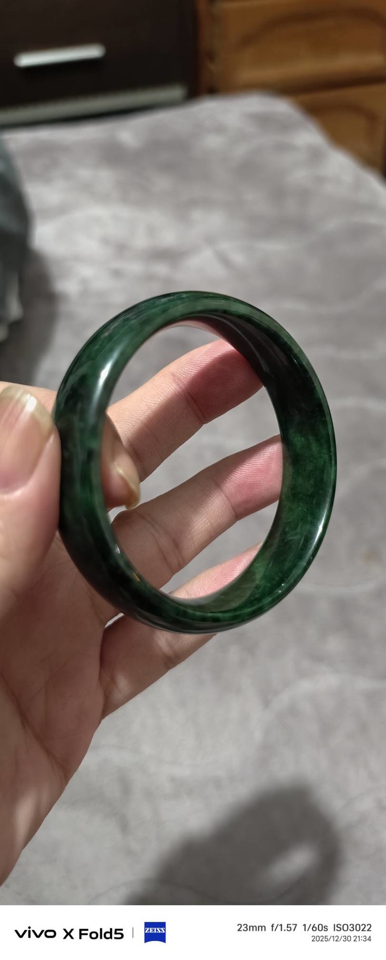 請問這個手鐲是什麼玉?不知道真假有收藏價值嗎