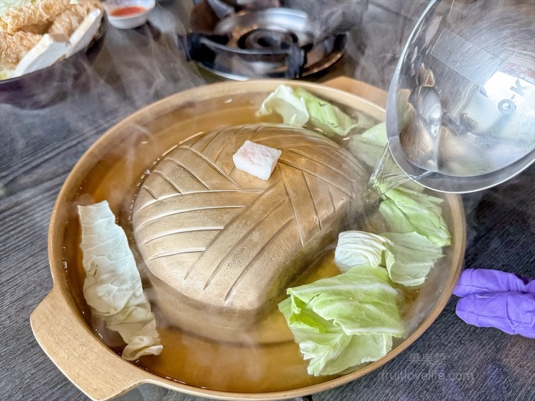 田野間超人氣泰式燒烤火鍋,湯頭三吃、高品質肉品、寵物友善、無服務費