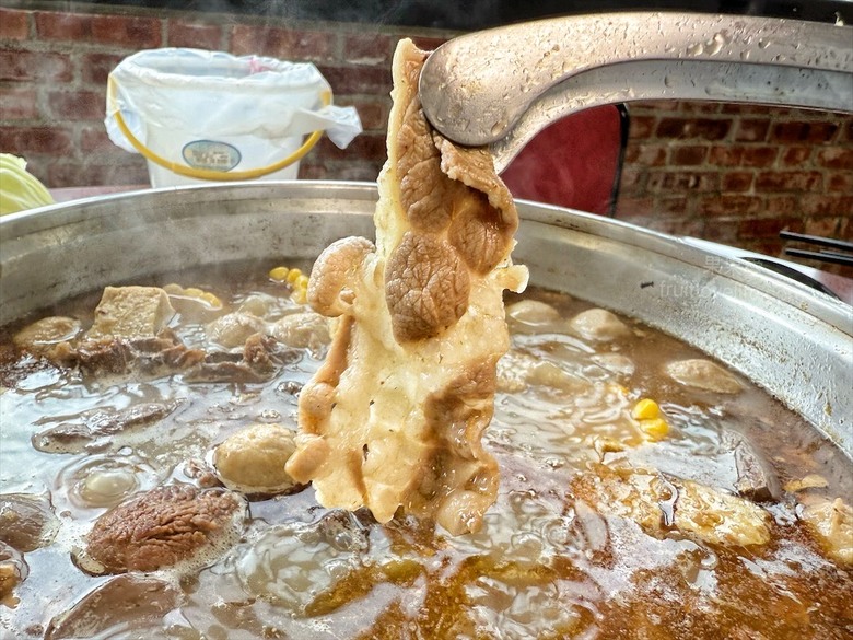 南投薑母鴨推薦，薑母鴨、胡椒全鴨還可以一鍋兩吃，山泉水養殖吳郭魚、現撈泰國蝦，埔里在地美食