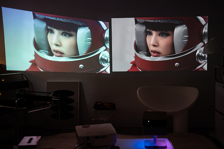 【評測】家裡最值得存在的那件科技傢俱：Epson EF-72 美學投影機