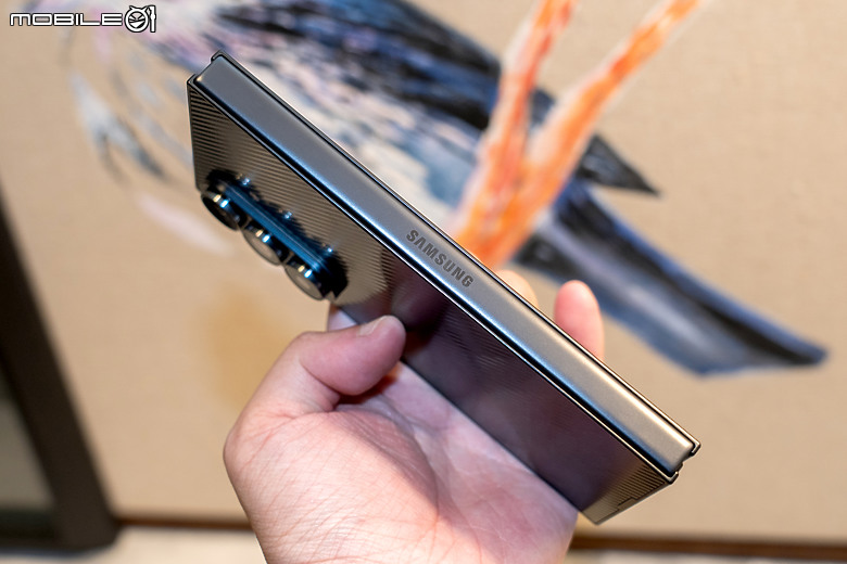 Samsung Galaxy Z TriFold 三摺機動手玩｜台灣售價 9 萬有找、12/19 正式開賣！