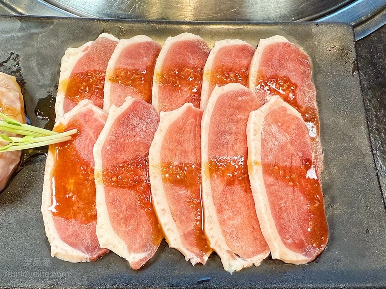 稻田美景燒肉店，套餐肉量十足，泰式沾醬超唰嘴又解膩