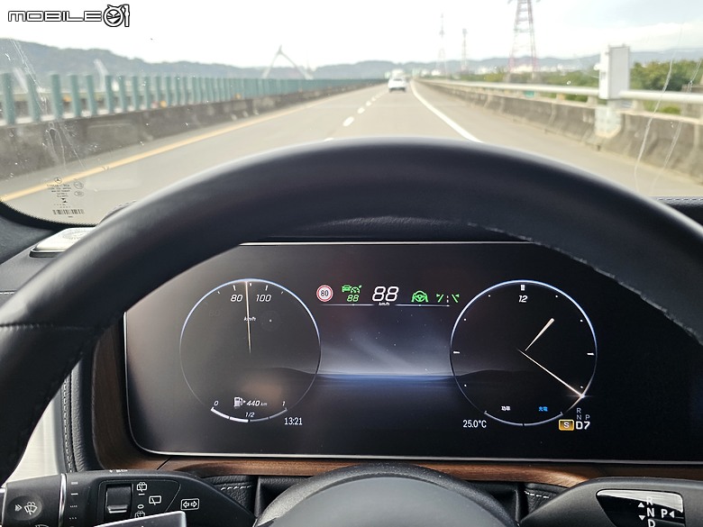 駕著Mercedes-Benz G 450 d來趟露營體驗，在城市與山林間恣意轉換的生活態度！