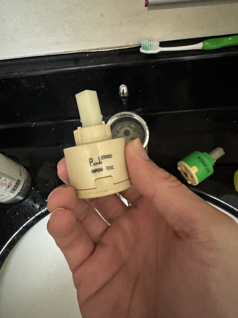 台灣水電工的日常-（終於完工）臉盆龍頭陶瓷軸心更換&陶瓷軸心分解保養+拉桿式落水頭墊片更換！