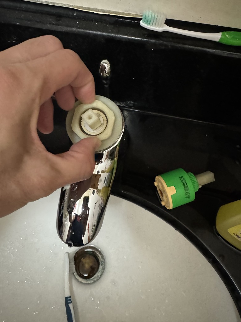 台灣水電工的日常-（終於完工）臉盆龍頭陶瓷軸心更換&陶瓷軸心分解保養+拉桿式落水頭墊片更換！