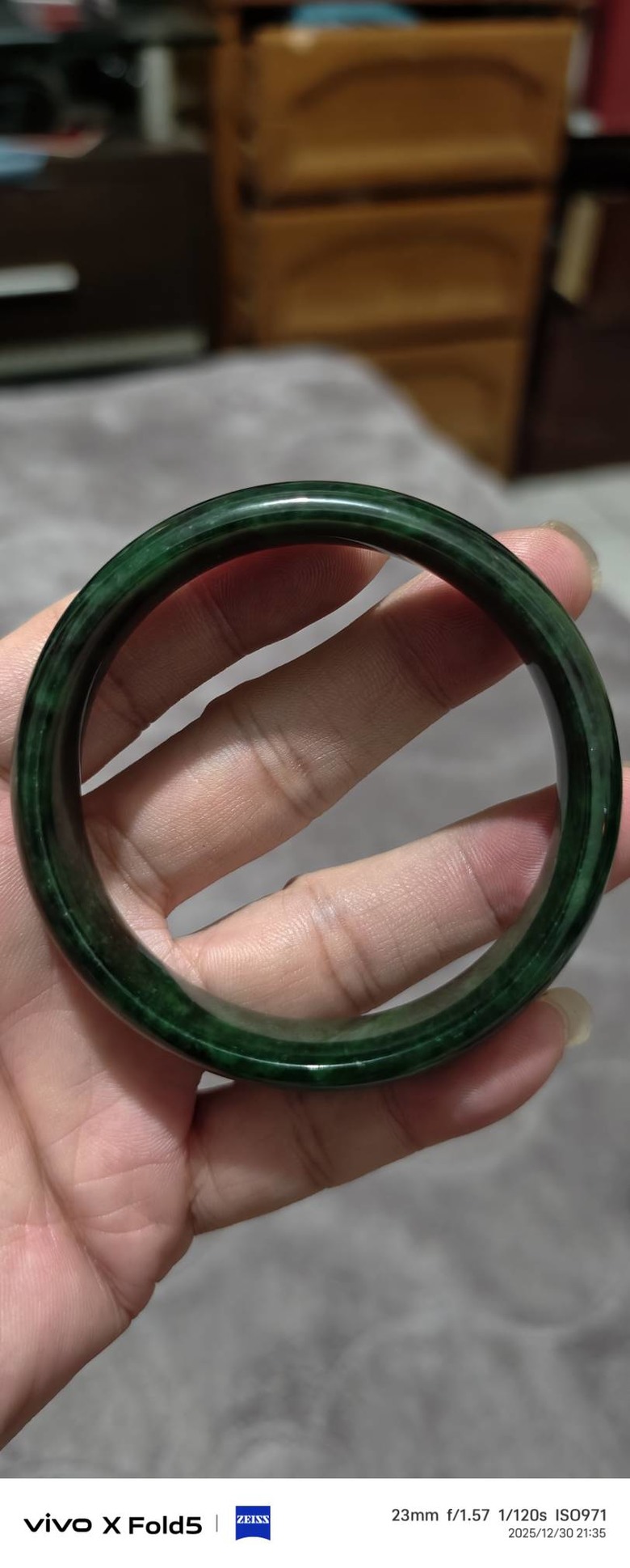 請問這個手鐲是什麼玉?不知道真假有收藏價值嗎