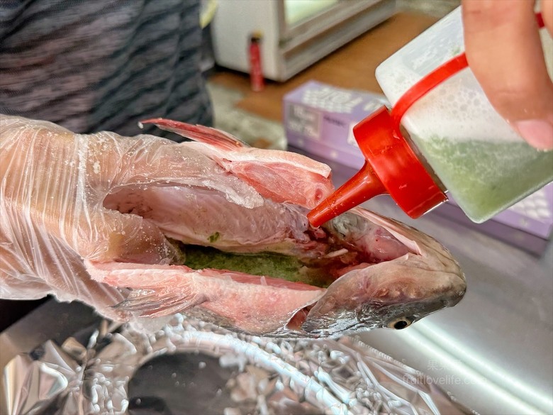 新鮮現烤魚，獨家蔥蒜醬汁、肉質Q嫩、味道鮮甜，外帶內用都好吃