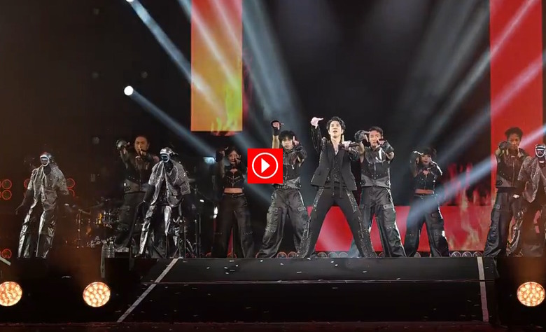 驚艷全世界，王力宏在成都 Live 演唱會，演唱“火力全開” 王力宏聯合#宇樹科技的機器人團隊，首次在演唱會上實現六台人形機器人群伴舞。這些機器人動作與王力宏舞步精準同步，甚至能完成後空翻等高難度動作。