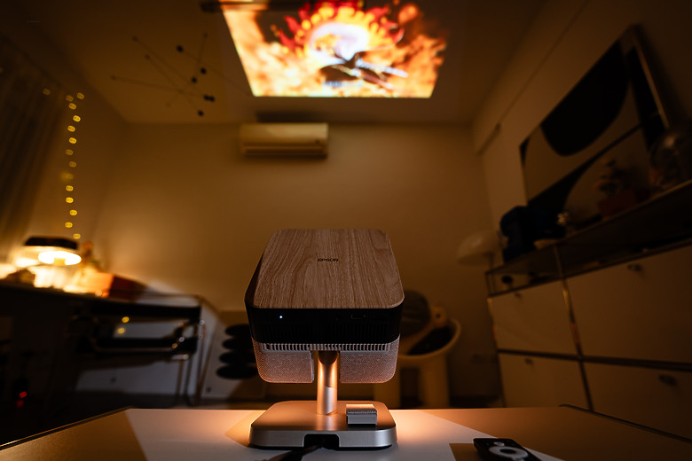 【評測】家裡最值得存在的那件科技傢俱：Epson EF-72 美學投影機