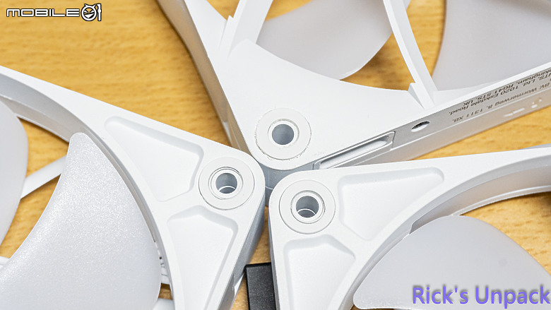 【開箱】泰坦潔白水冷 | CORSAIR iCUE LiNK TITAN 360 RX RGB WHITE