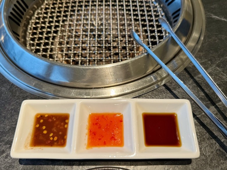 稻田美景燒肉店，套餐肉量十足，泰式沾醬超唰嘴又解膩