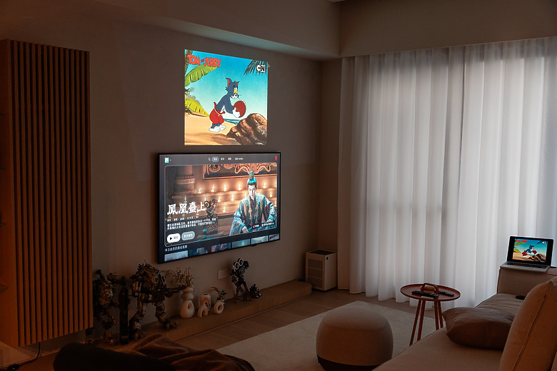 【評測】家裡最值得存在的那件科技傢俱：Epson EF-72 美學投影機