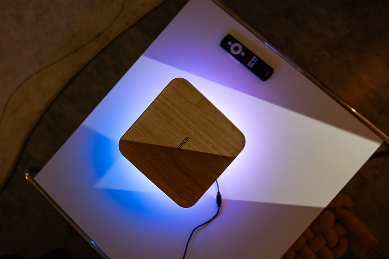 【評測】家裡最值得存在的那件科技傢俱：Epson EF-72 美學投影機