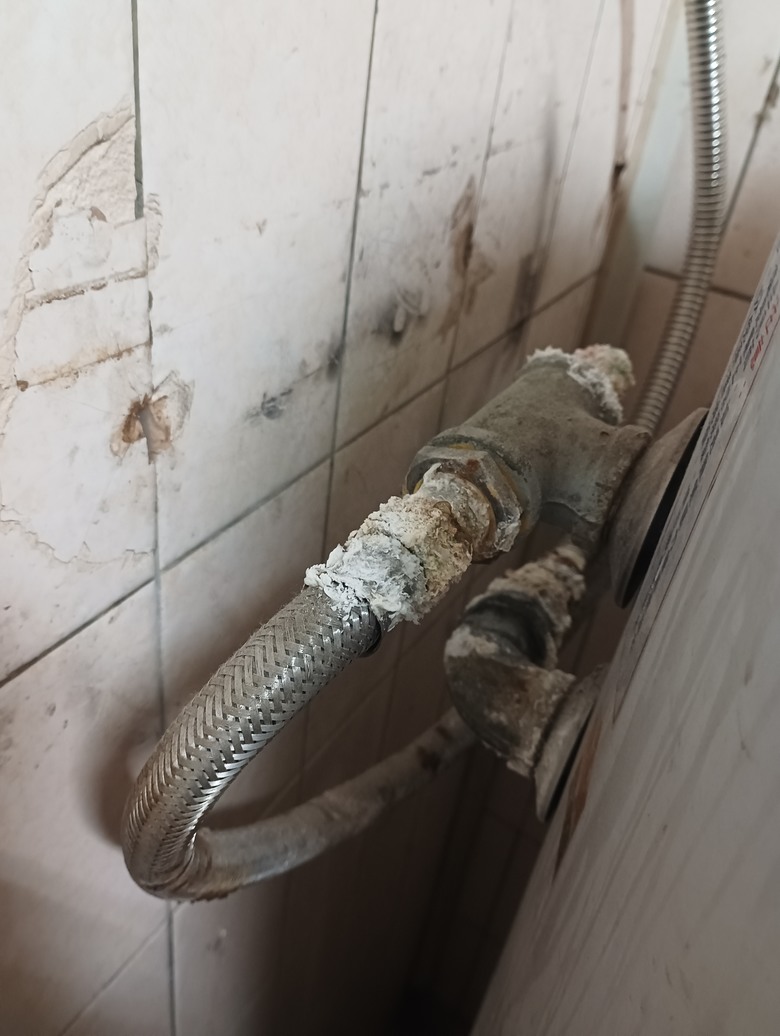 電熱水器的水管接頭產生白色粉末