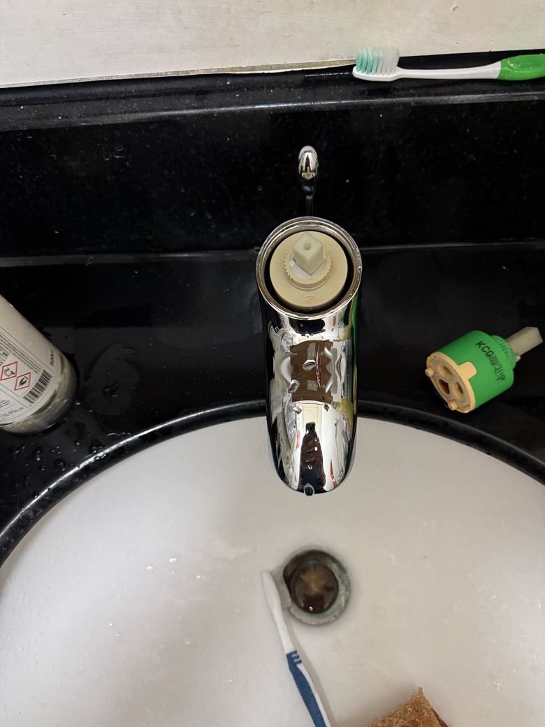 台灣水電工的日常-（終於完工）臉盆龍頭陶瓷軸心更換&陶瓷軸心分解保養+拉桿式落水頭墊片更換！
