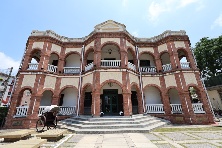 帶著R8的旅行 鷲嶺食肆 原台南測候所 吳園藝文中心 臺南知事官邸 億載金城