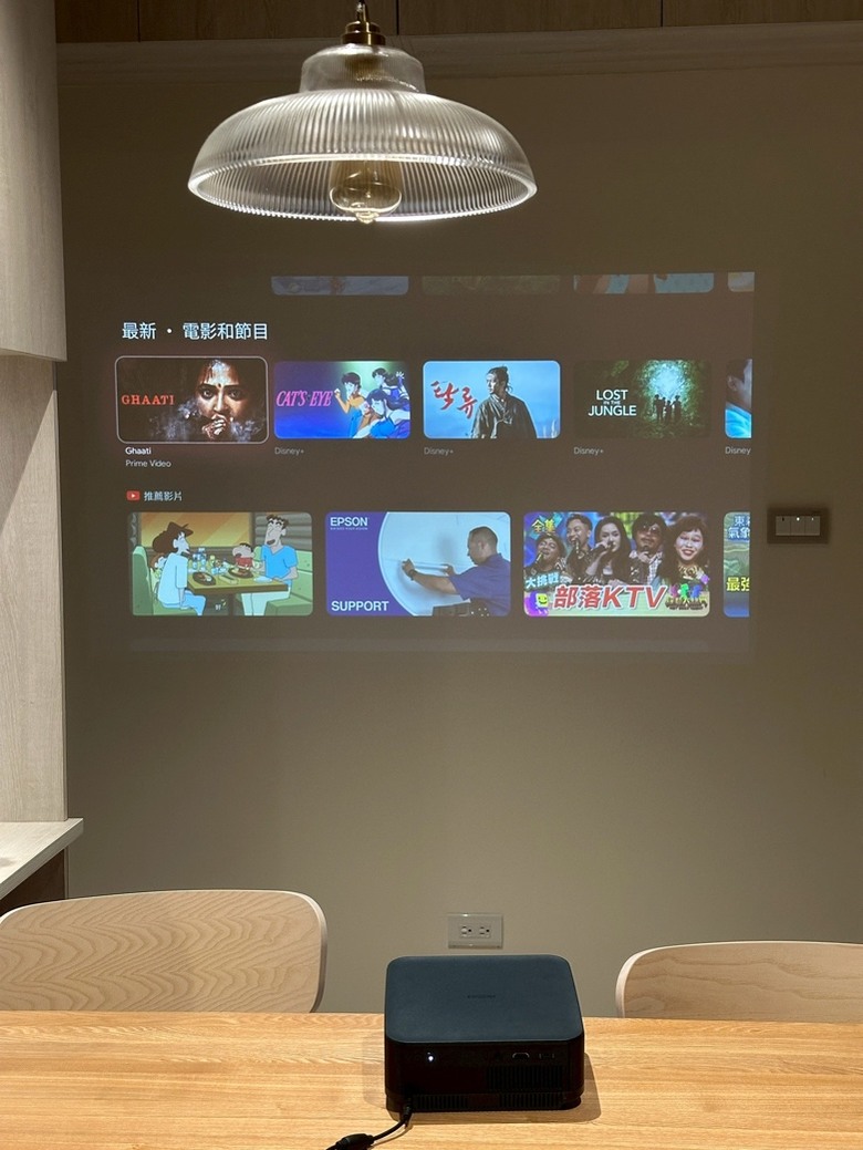 和新家的輕巧簡約融為一體，Epson EF-62N投影機開箱