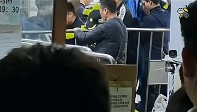 點我看大圖 深圳黃金交易平台「杰我睿」疑爆煲,百苦主圍水貝爆警民衝突