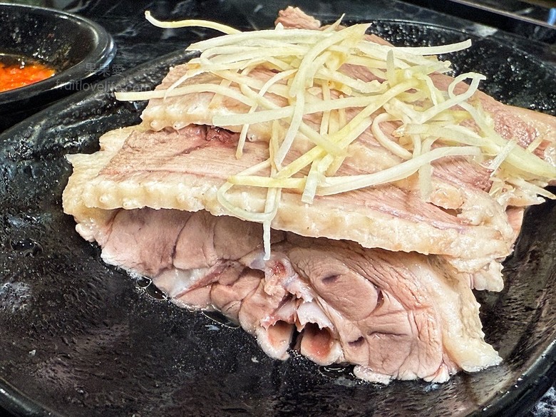 鵝肉火鍋,招牌鵝白湯清香鮮甜、Q嫩鵝肉片、六宮格鮮蔬盤,多樣招牌必點小菜、主食