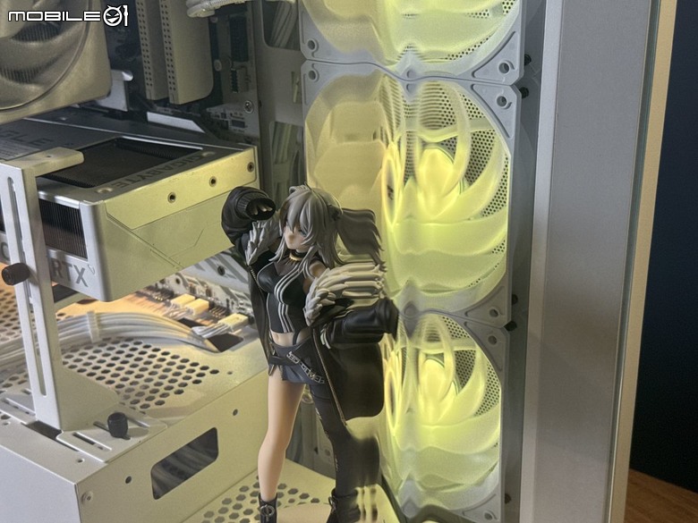 拉高又收窄！大飛 DS900G 單片曲面玻璃海景機殼