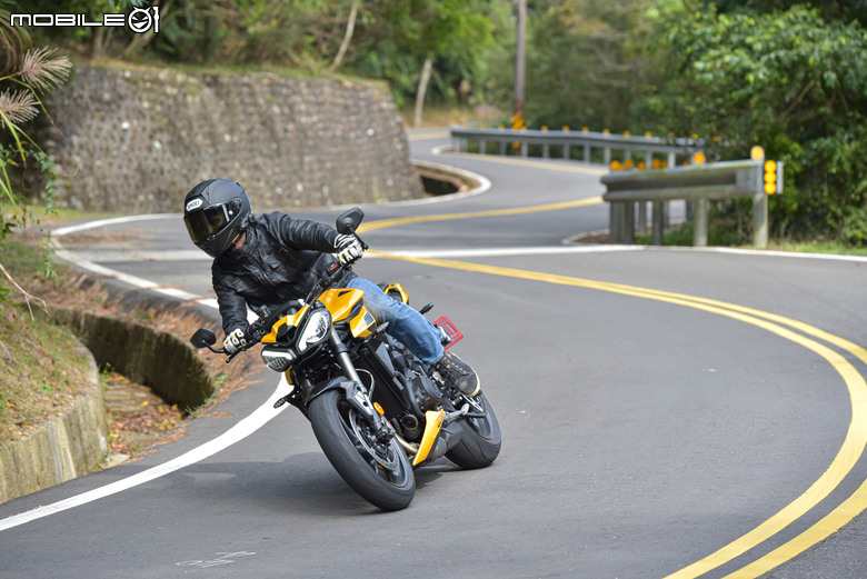 Triumph Street Triple 765 RS試駕｜西裝暴徒的英倫美學。