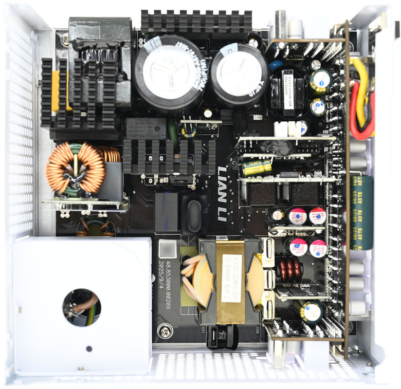 點我看大圖 LIAN LI RS1200G可旋轉交流輸入插座金牌全模組電源開箱