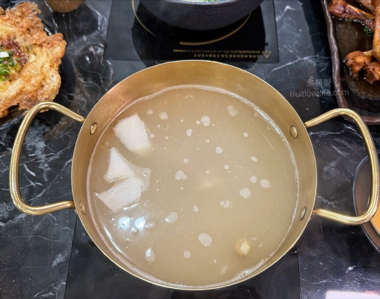 鵝肉火鍋,招牌鵝白湯清香鮮甜、Q嫩鵝肉片、六宮格鮮蔬盤,多樣招牌必點小菜、主食