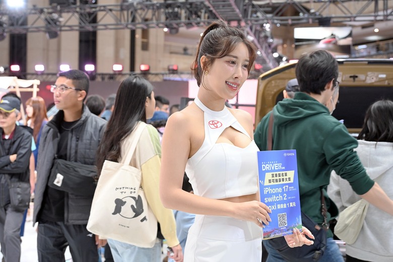 【2026 台北車展紀實】從展場正妹到四輪靈魂:Nikon ZR 實拍紀錄