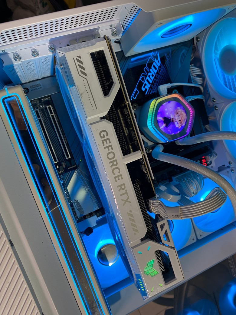 美亞啟動!最後一張3萬的ASUS 5070 Ti 白色卡開箱實測，4K跑分7,865與131FPS，噪音40.9分貝。