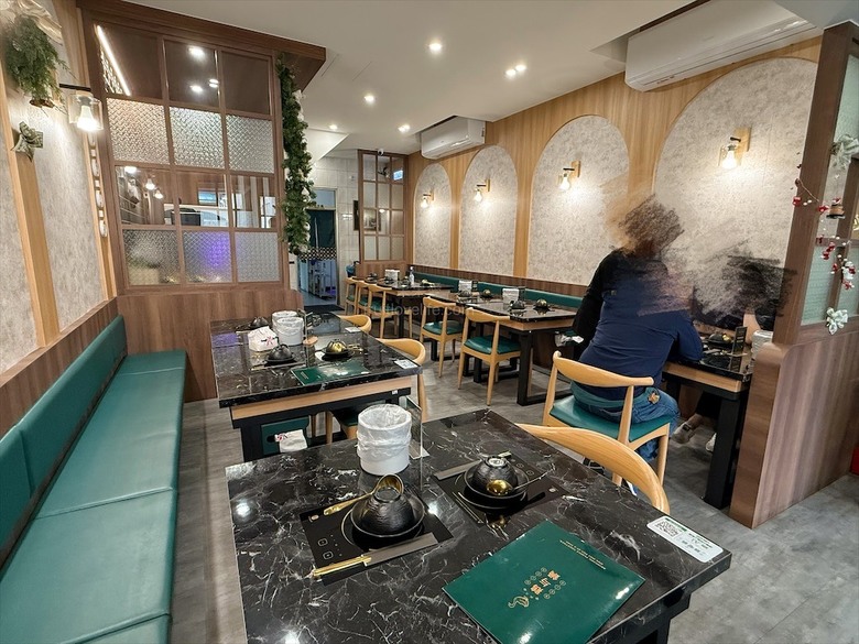 鵝肉火鍋,招牌鵝白湯清香鮮甜、Q嫩鵝肉片、六宮格鮮蔬盤,多樣招牌必點小菜、主食