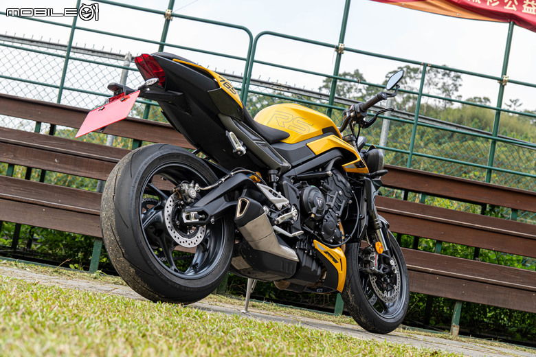 Triumph Street Triple 765 RS試駕｜西裝暴徒的英倫美學。