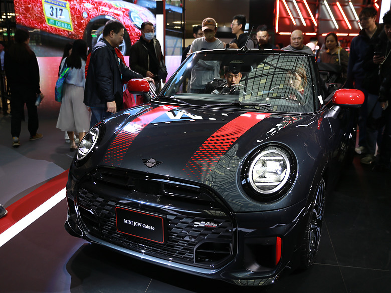 2026車展，規模雖小人潮不少，帥車雲集！