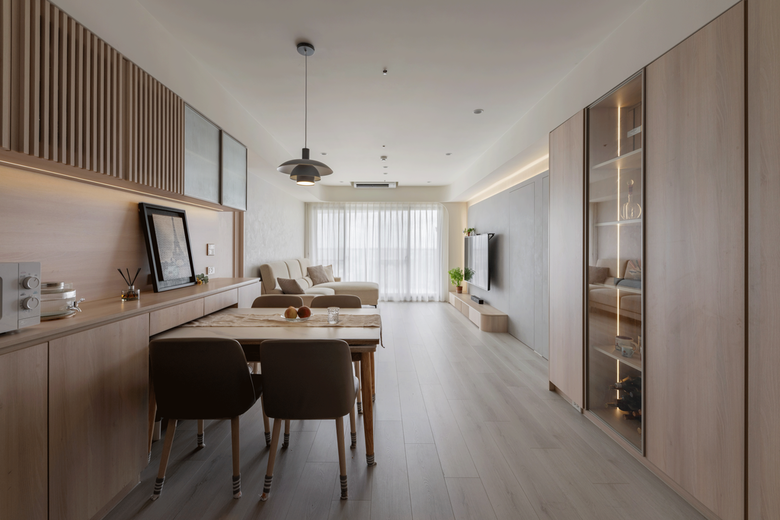 【開箱】高雄室內設計25坪4房2廳｜奶茶木質退休宅｜自然採光溫柔感｜長虹玻璃＋六角磚