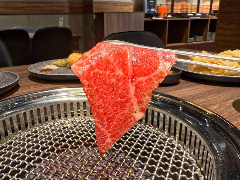 燒肉、火鍋一次滿足，還有豐富的自助吧吃到飽