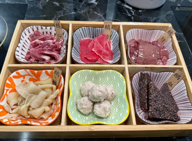 鵝肉火鍋,招牌鵝白湯清香鮮甜、Q嫩鵝肉片、六宮格鮮蔬盤,多樣招牌必點小菜、主食