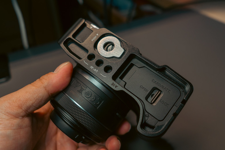 小周邊大方便|SmallRig Canon R50V L板+ Ulanzi Uka背包快掛套件 UKA07 簡易開箱