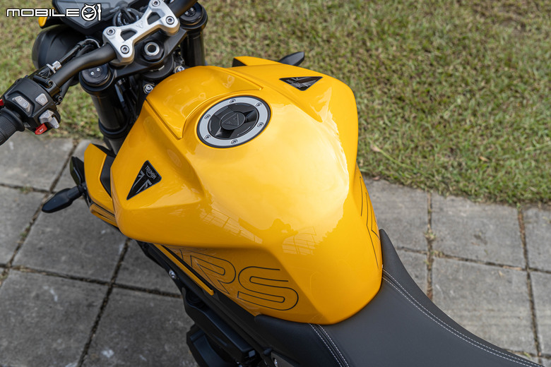 Triumph Street Triple 765 RS試駕｜西裝暴徒的英倫美學。