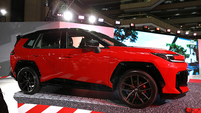 2026車展，規模雖小人潮不少，帥車雲集！