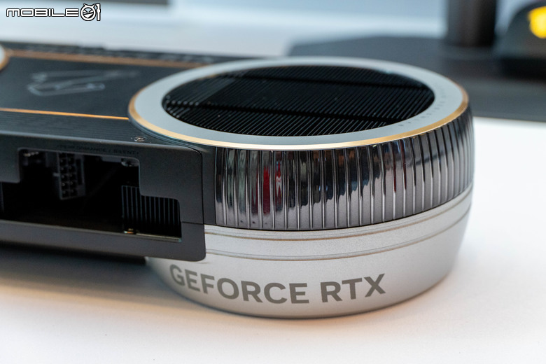 【CES2026】技嘉推出 AORUS RTX 5090 INFINITY 顯示卡 以獨特隱藏風扇/分離 PCB 設計提供更高效率散熱風流