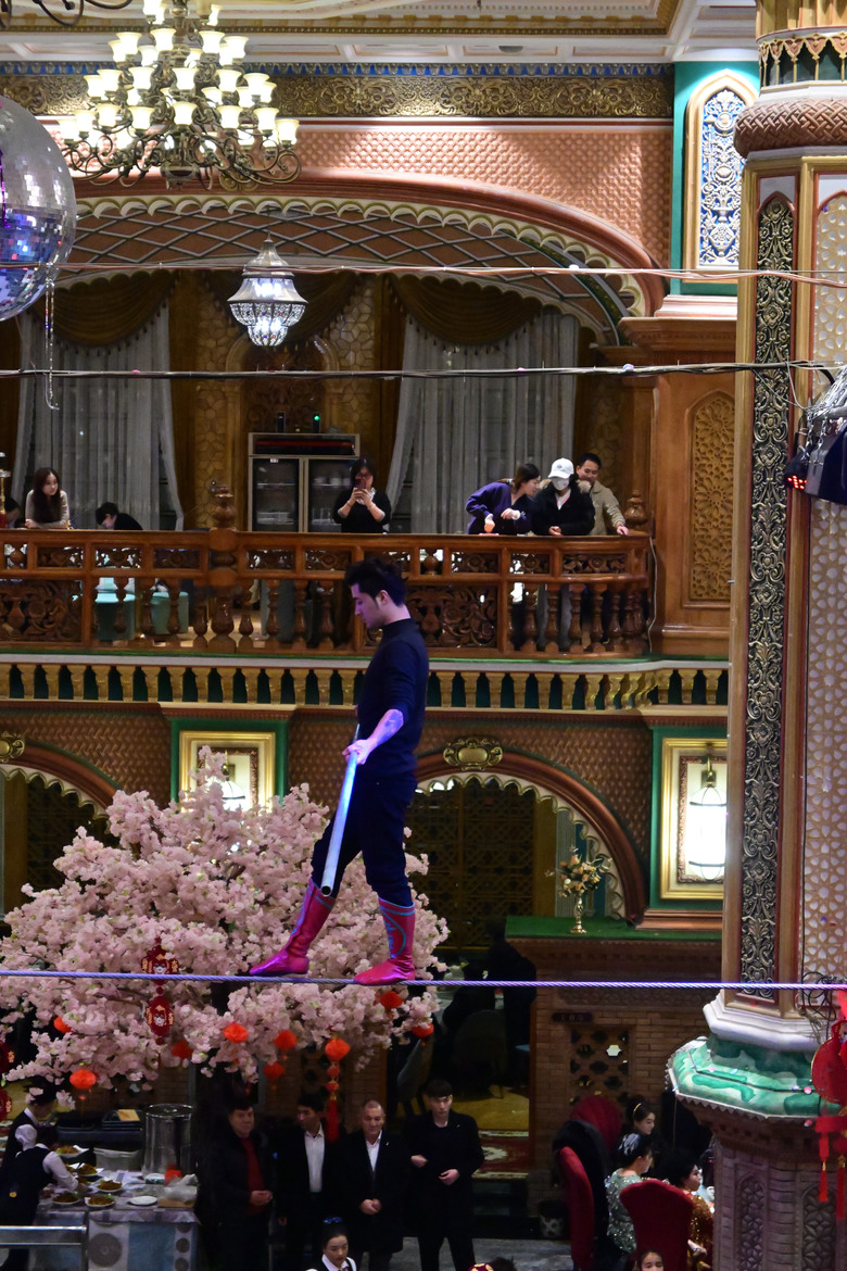 來騎仕大觀園觀看維吾爾族婚禮，感受歡樂氣氛