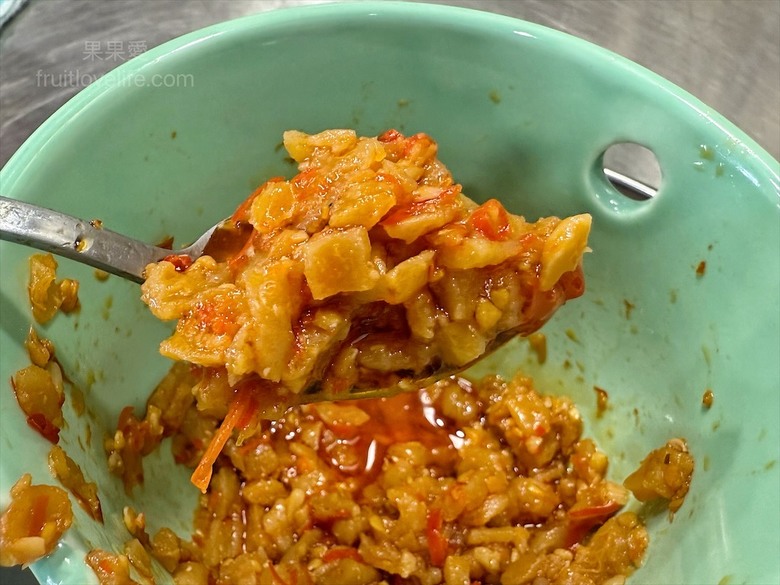 一碗滷肉飯不夠，免費再加一碗，鹹酥雞、炸大雞腿、自製朝天椒菜脯都很推薦
