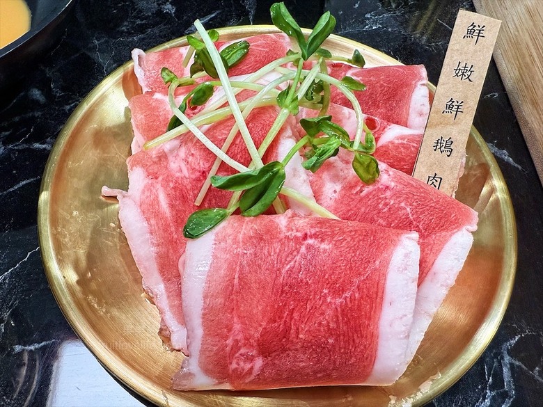 鵝肉火鍋,招牌鵝白湯清香鮮甜、Q嫩鵝肉片、六宮格鮮蔬盤,多樣招牌必點小菜、主食