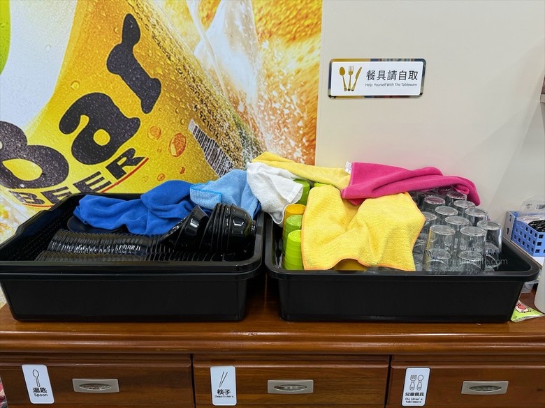 海鮮熱炒餐廳，活泰國蝦、招牌燒酒蝦、老菜脯雞湯，白飯免費吃到飽，聚餐小酌好地方