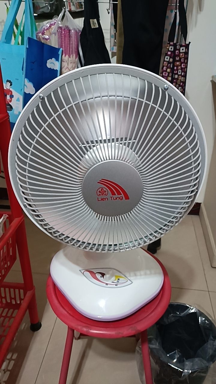 請問10吋桌上鹵素燈電暖器如何拆燈管換成碳素燈管? 問題已解決!
