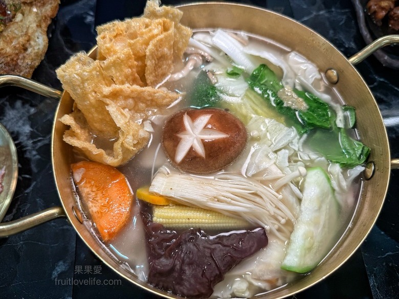 鵝肉火鍋,招牌鵝白湯清香鮮甜、Q嫩鵝肉片、六宮格鮮蔬盤,多樣招牌必點小菜、主食