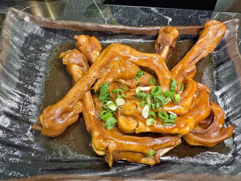 鵝肉火鍋,招牌鵝白湯清香鮮甜、Q嫩鵝肉片、六宮格鮮蔬盤,多樣招牌必點小菜、主食