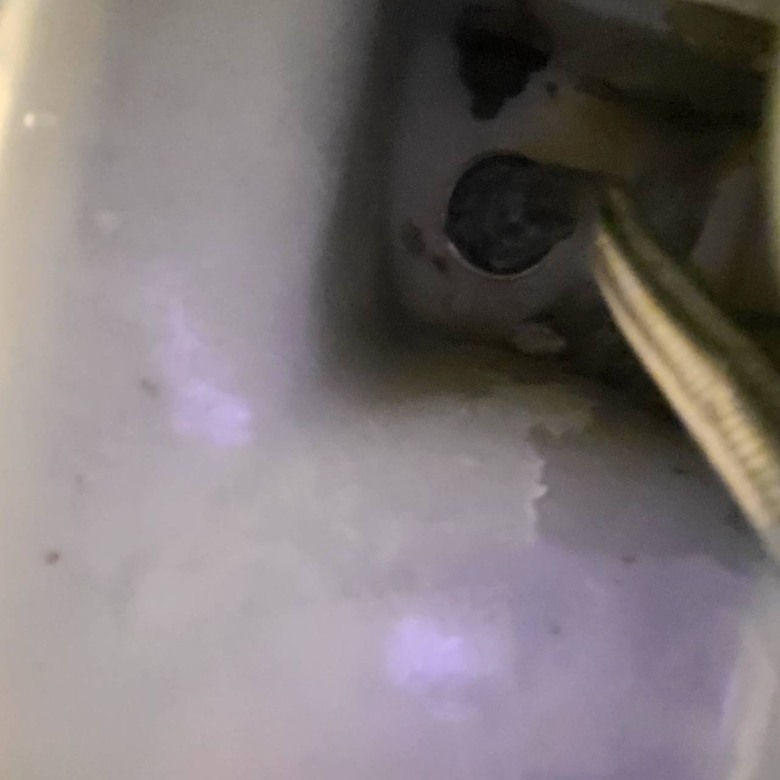 什麼工具璇開臉盆下方的螺絲