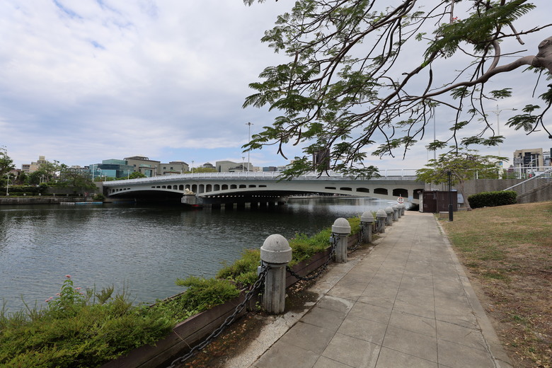 帶著R8的旅行 駁二 高雄流行音樂中心 旗津 高雄燈塔