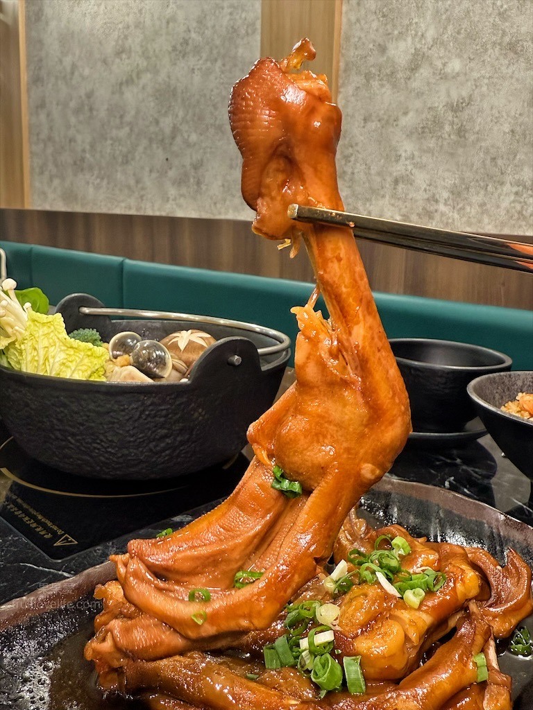 鵝肉火鍋,招牌鵝白湯清香鮮甜、Q嫩鵝肉片、六宮格鮮蔬盤,多樣招牌必點小菜、主食
